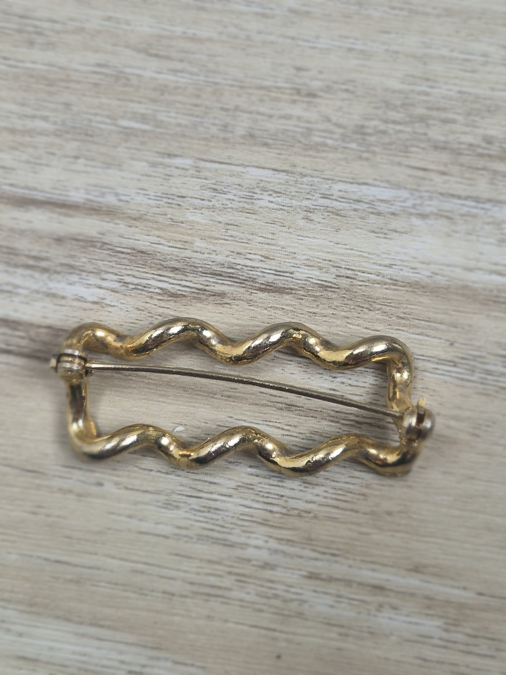 Vintage 1970s Abstract Wavy Frame Brooch Pin Geometric Gold Tone - Picture 2 of 3